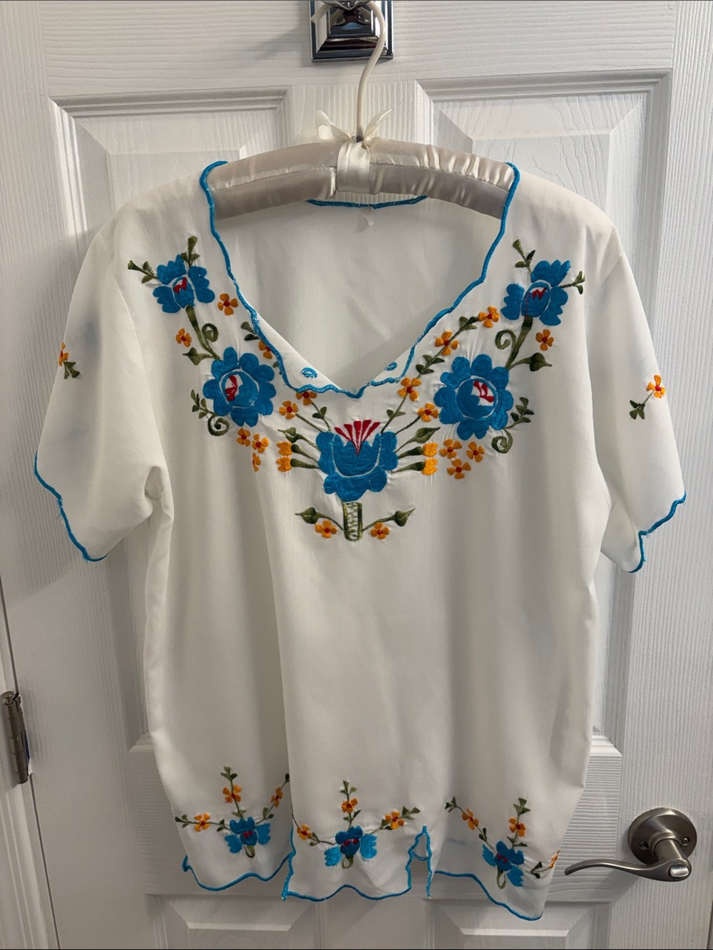 Vintage White Embroidered Mediterranean V-Neck Top w/Blue Floral Accents Size 38
